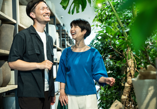 内装材を選ぶ男女