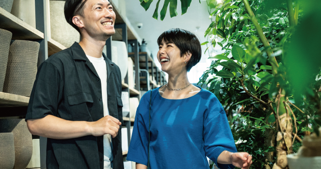 内装材を選ぶ男女